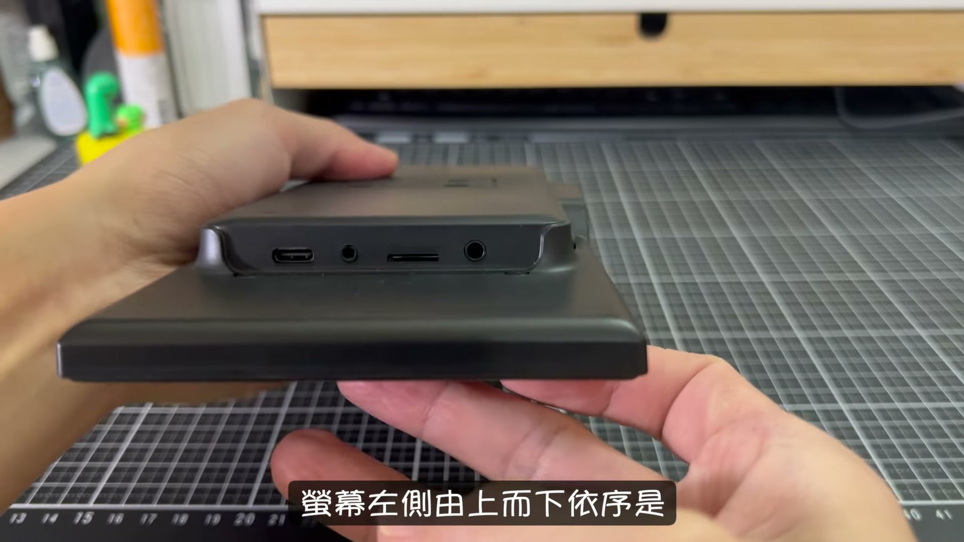 Ottocast Screen AI 開箱評測:免改機升級 11.4 吋無線 CarPlay 與 Gemini AI 影音車機(附 85 折優惠碼) 機身左側連接埠與按鍵