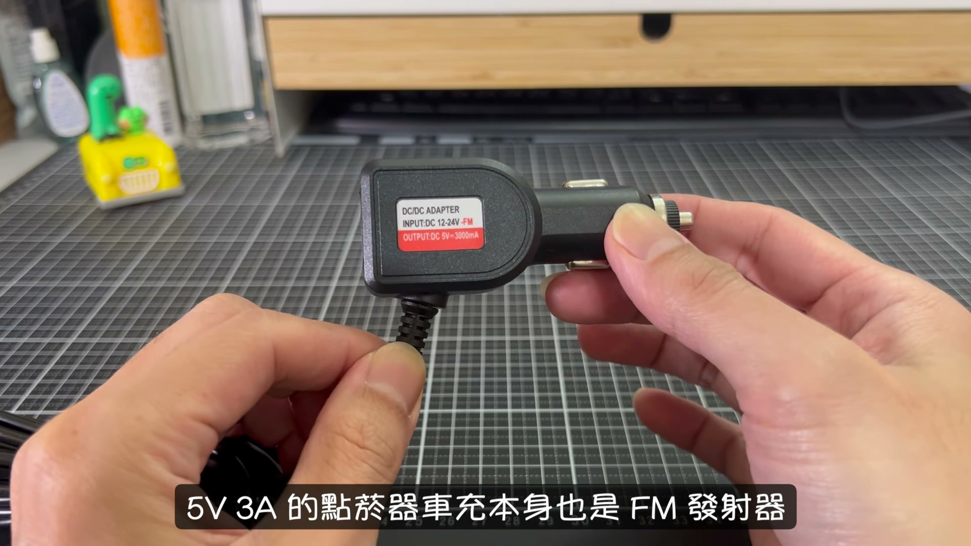 Ottocast Screen AI 開箱評測:免改機升級 11.4 吋無線 CarPlay 與 Gemini AI 影音車機(附 85 折優惠碼) 點菸器車充線材特寫